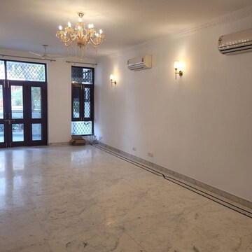 Room in 4 BHK Builder Floor at Vasant Vihar – for Rent