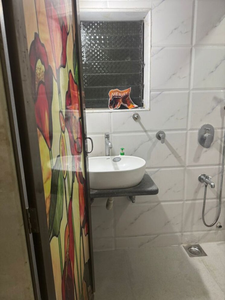 Bathroom, santacruz east 1 RK 250 Sq.Ft. Apartment In Santacruz East Mumbai 9729702