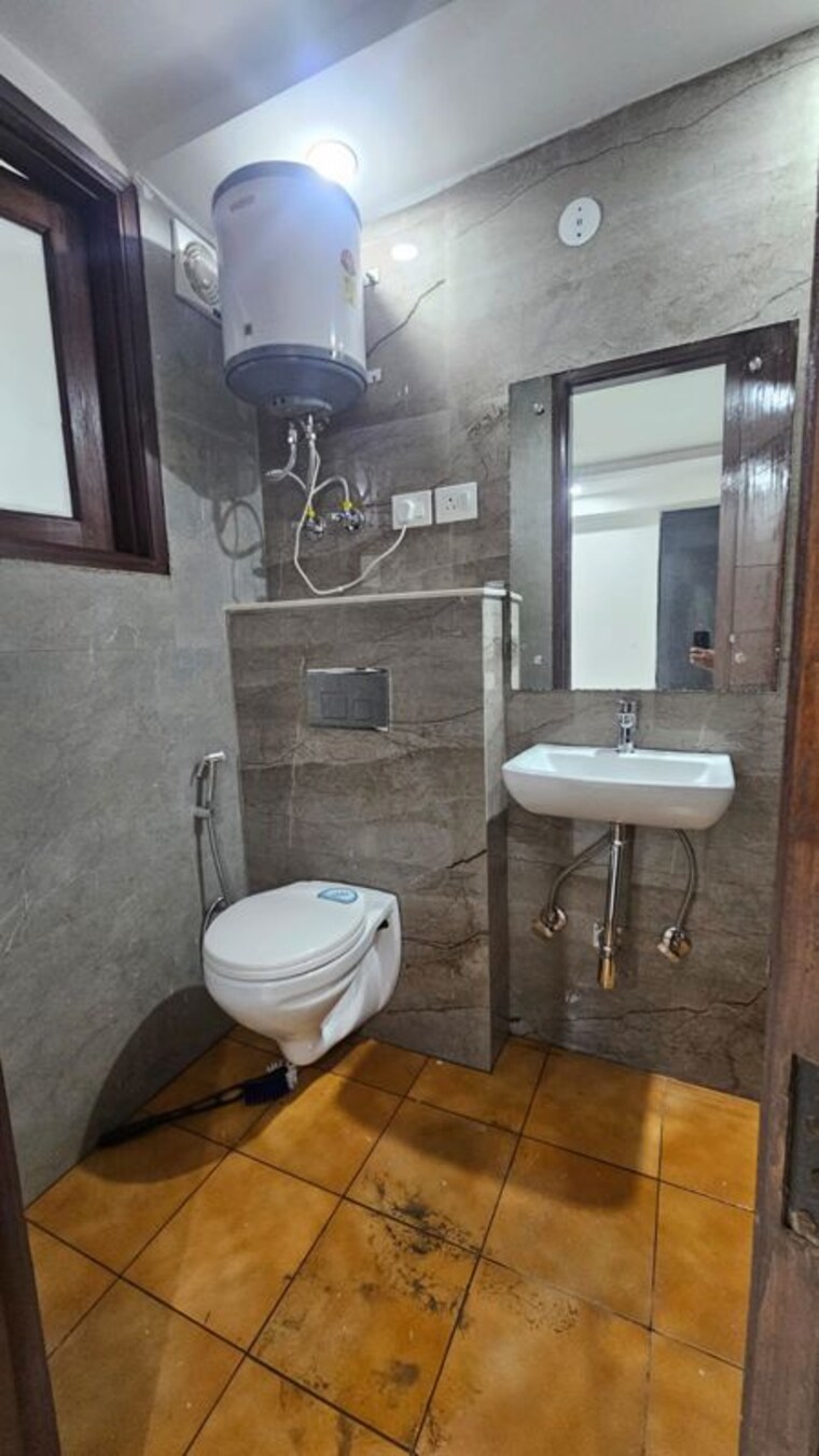 Bathroom, saket 2 Bedroom 950 Sq.Ft. Apartment In Saket Delhi 9729867