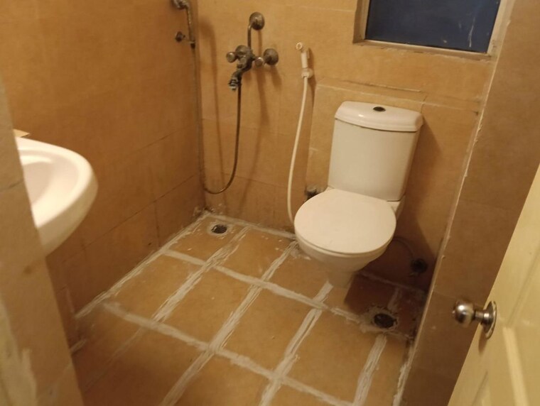 Bathroom, paras-tierea 1 Bedroom 495 Sq.Ft. Apartment In Sector 137 Noida 9729941