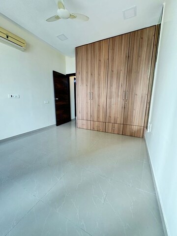 Room in 3 BHK Apartment at Goregaon East – for Rent