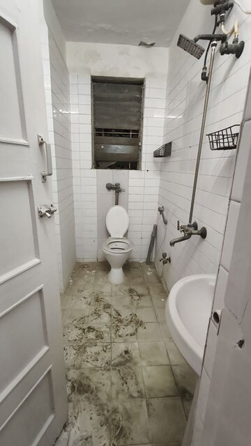 Master Bedroom in 2 BHK Apartment at Rizvi Heights, Senapati Bapat Marg – for Rent