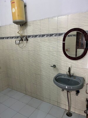 Bathroom in 1.5 BHK Builder Floor at Gomti Nagar – for Rent