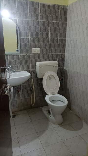 Attached Bathroom in 3 BHK Apartment at Gomti Nagar – for Rent