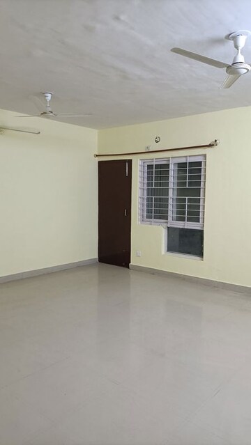 Room in 3 BHK Apartment at Gomti Nagar – for Rent
