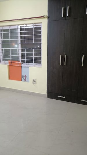 Room in 3 BHK Apartment at Gomti Nagar – for Rent