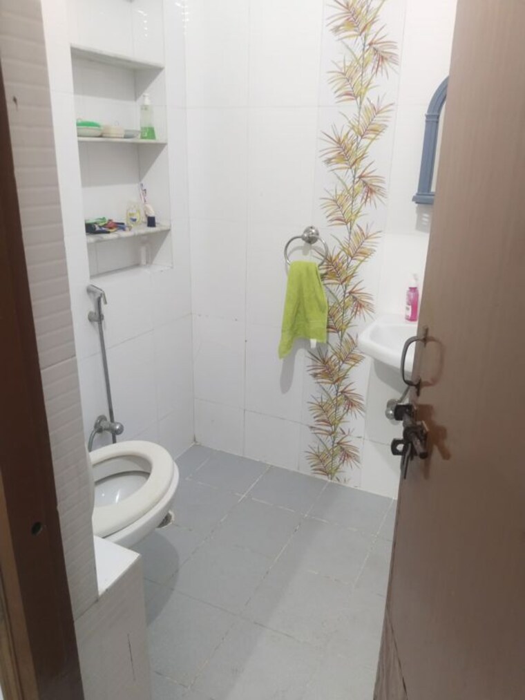 Bathroom, gomti nagar 1.5 Bedroom 900 Sq.Ft. Builder Floor In Gomti Nagar Lucknow 9730320