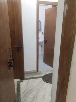 Bathroom in 1.5 BHK Builder Floor at Gomti Nagar – for Rent