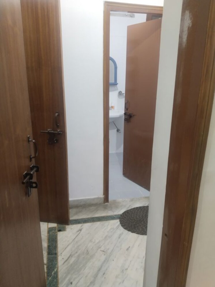 Bathroom, gomti nagar 1.5 Bedroom 900 Sq.Ft. Builder Floor In Gomti Nagar Lucknow 9730320