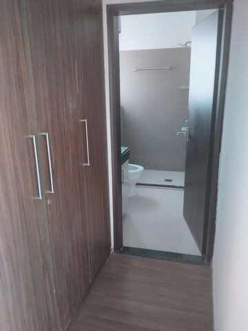 Room in 4 BHK Apartment at DLF The Summit, Dlf Phase V – for Rent