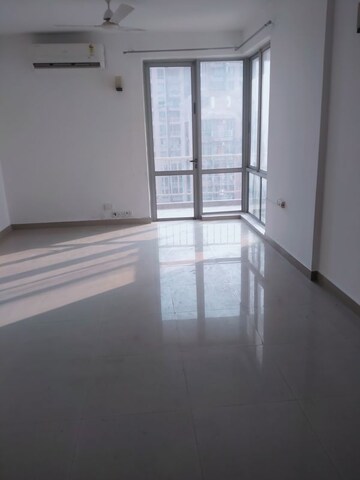 Room in 4 BHK Apartment at DLF The Summit, Dlf Phase V – for Rent