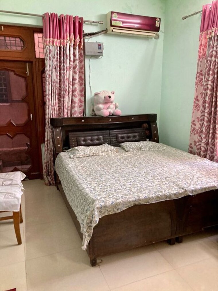 Room, vineet khand Pg For Girls In Vineet Khand 9730380