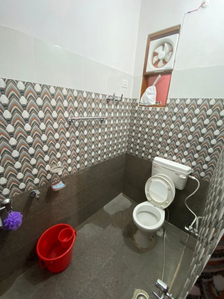 Bathroom, vineet khand Pg For Girls In Vineet Khand 9730450