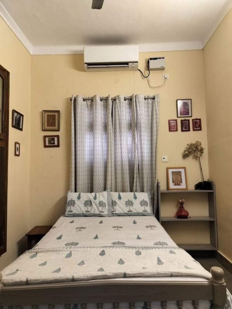 Room, vineet khand Pg For Girls In Vineet Khand 9730450