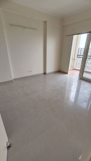 Room in 2 BHK Apartment at Antriksh Golf View, Sector 78 – for Rent