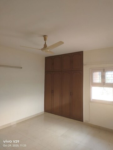 Room in 4 BHK Apartment at The Rama Apartment, Sector 43 – for Sale