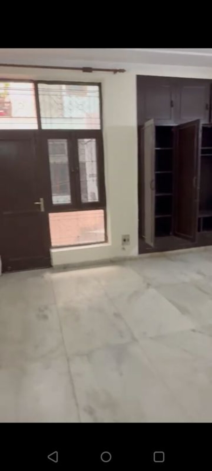 Room, sector 14 3.5 Bedroom 3000 Sq.Ft. Villa In Sector 14 Noida 9730650