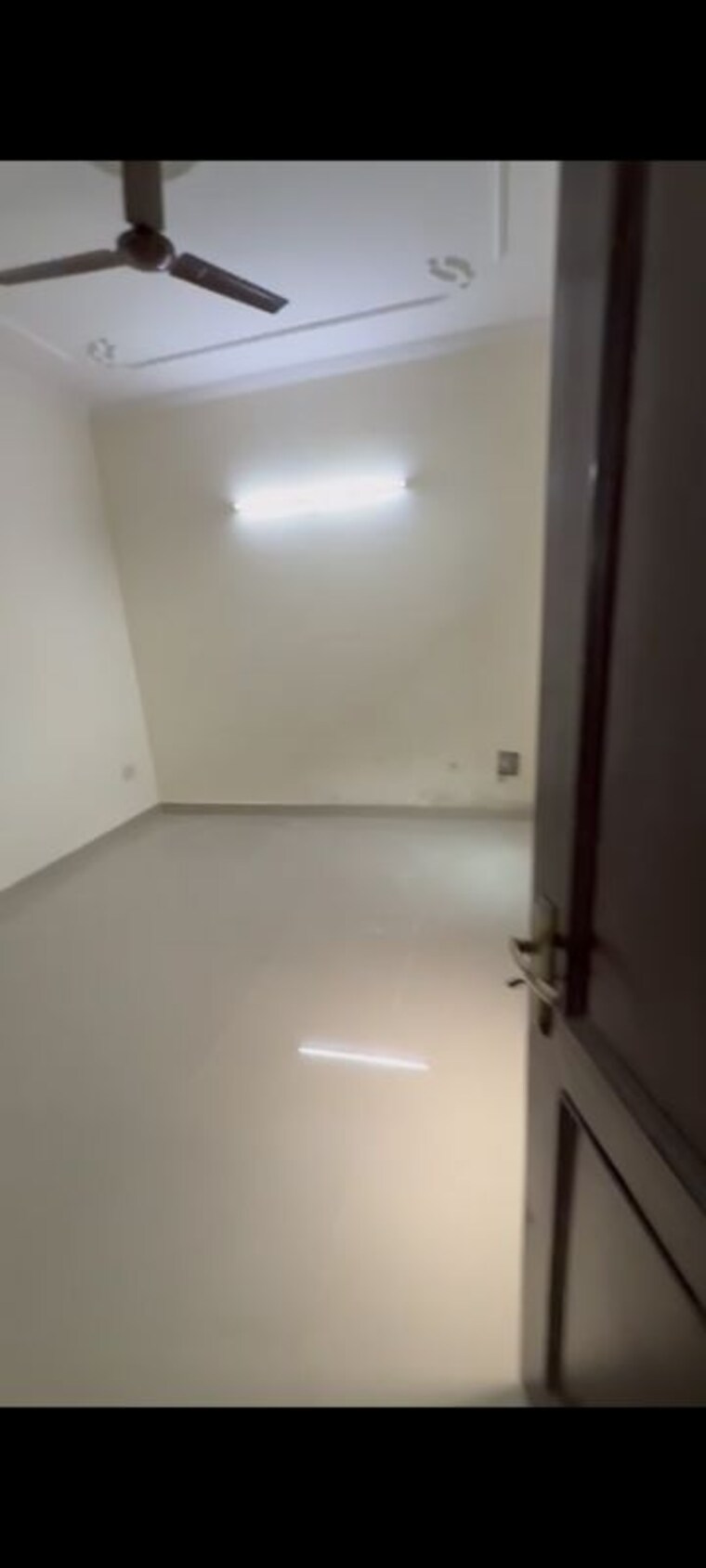 Room, sector 14 3.5 Bedroom 3000 Sq.Ft. Villa In Sector 14 Noida 9730650