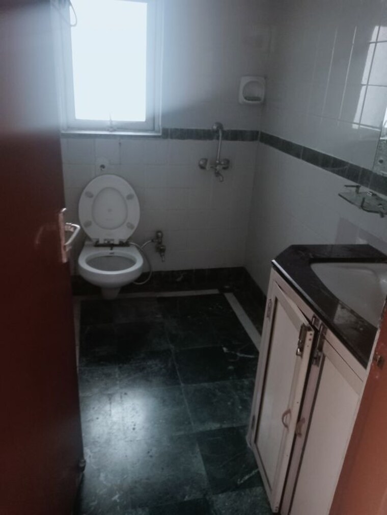 Bathroom, dlf-regency-park-i 2 Bedroom 1150 Sq.Ft. Apartment In Dlf Phase iv Gurgaon 9730672