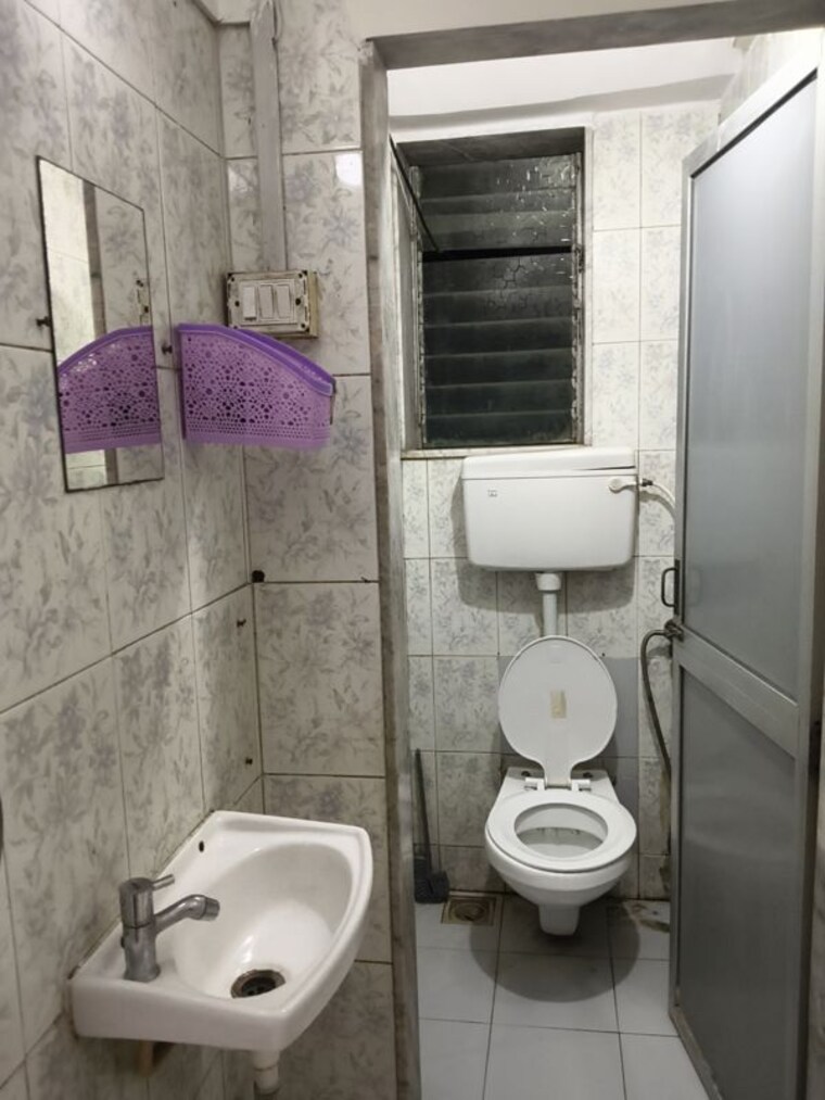 Bathroom, vile parle west 1 Bedroom 470 Sq.Ft. Apartment In Vile Parle West Mumbai 9730682