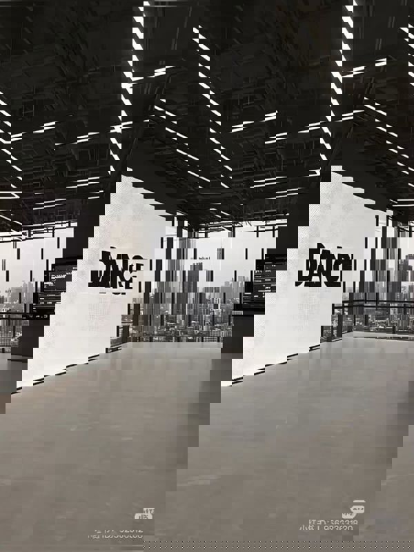 Showroom For Rent in 2500 Sqft Big Hall Commer