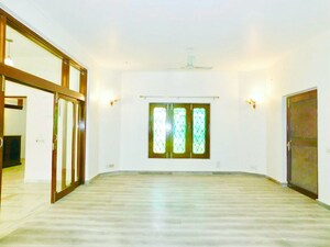 Room in 4 BHK Independent House at Saket – for Rent