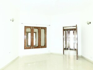 Room in 4 BHK Independent House at Saket – for Rent