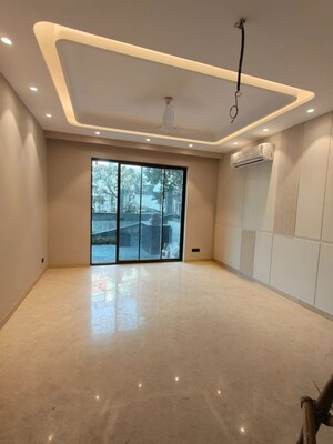 Room in 3 BHK Builder Floor at Defence Colony – for Rent