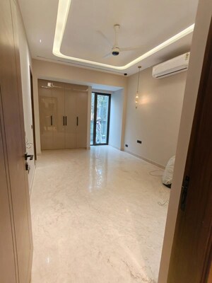 Room in 3 BHK Builder Floor at Defence Colony – for Rent