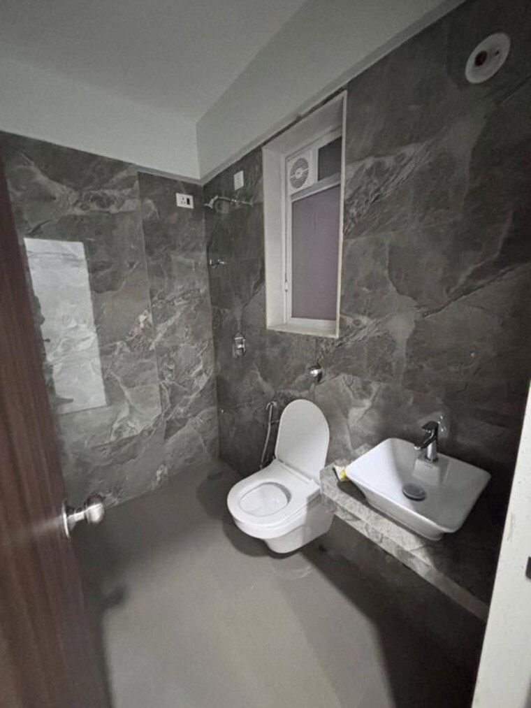 Bathroom, azad nagar 2 Bedroom 700 Sq.Ft. Apartment In Azad Nagar Mumbai 9730788