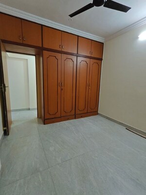 Room in 2 BHK Apartment at Vinayak Tower, Andheri West – for Rent