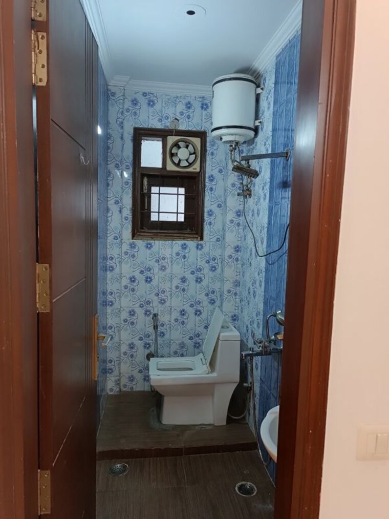 Bathroom, chittaranjan park 3 Bedroom 1100 Sq.Ft. Builder Floor In Chittaranjan Park Delhi 9730857