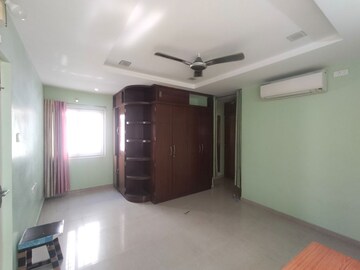 Room in 2 BHK Apartment at Babukhan Solitaire, Gachibowli – for Rent