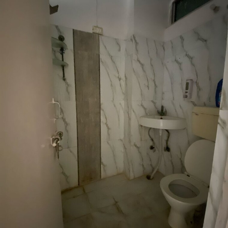 Bathroom, sector 21d 2.5 Bedroom 160 Sq.Yd. Builder Floor In Sector 21d Faridabad 9730887