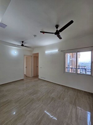 Room in 3 BHK Apartment at Gaur City 2 - 14th Avenue, Sector 16c Greater Noida – for Rent
