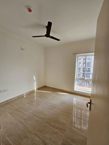 Room in 3 BHK Apartment at Gaur City 2 - 14th Avenue, Sector 16c Greater Noida – for Rent