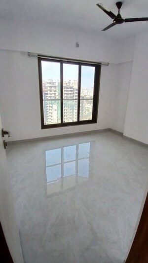Room in 3 BHK Apartment at Shree Niketan, Kandivali West – for Sale