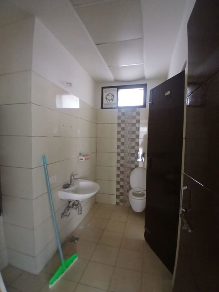 Bathroom, ansal-housing-woodbury 2 Bedroom 1100 Sq.Ft. Apartment In Patiala Road Zirakpur 9730956