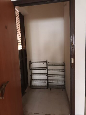 Room in 3 BHK Apartment at Garud Heritage, Aundh – for Rent