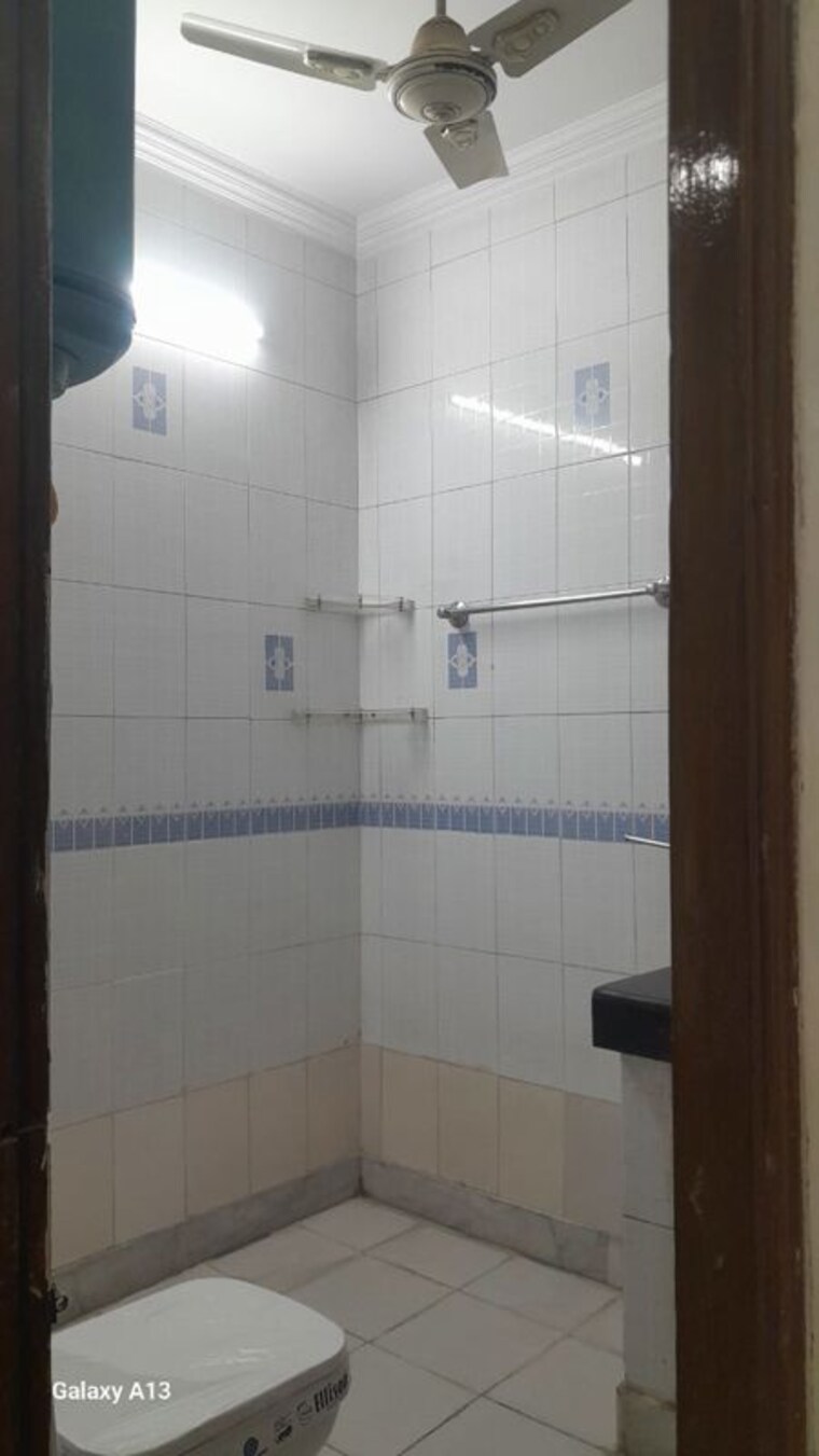 Bathroom, unitech-south-city-ii 3 Bedroom 1800 Sq.Ft. Builder Floor In Sector 50 Gurgaon 9730973