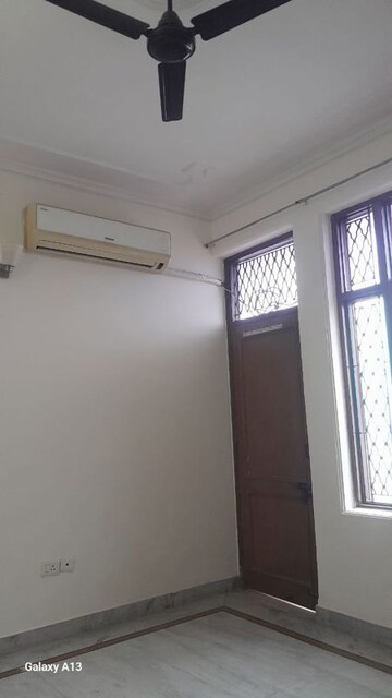 Room in 3 BHK Builder Floor at Unitech South City II, Sector 50 – for Rent