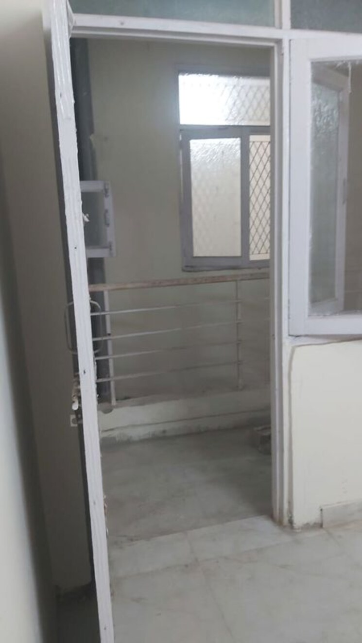 Bathroom, mayur vihar 1.5 Bedroom 400 Sq.Ft. Builder Floor In Mayur Vihar Delhi 9730981