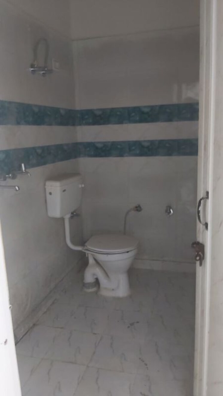 Bathroom, mayur vihar 1.5 Bedroom 400 Sq.Ft. Builder Floor In Mayur Vihar Delhi 9730981