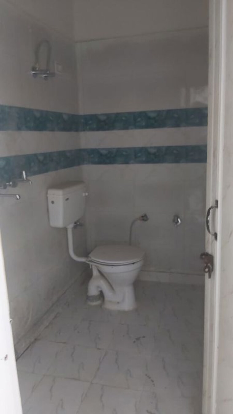 Bathroom, mayur vihar 1.5 Bedroom 400 Sq.Ft. Builder Floor In Mayur Vihar Delhi 9730981