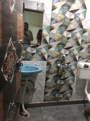 Master Bedroom in 2.5 BHK Builder Floor at Mayur Vihar – for Rent