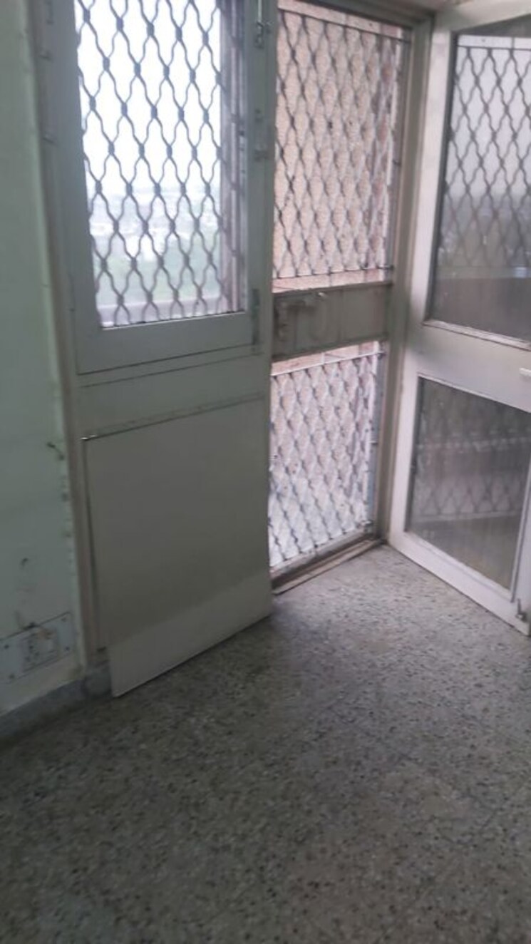 Room, mayur vihar 3.5 Bedroom 1350 Sq.Ft. Apartment In Mayur Vihar Delhi 9731002