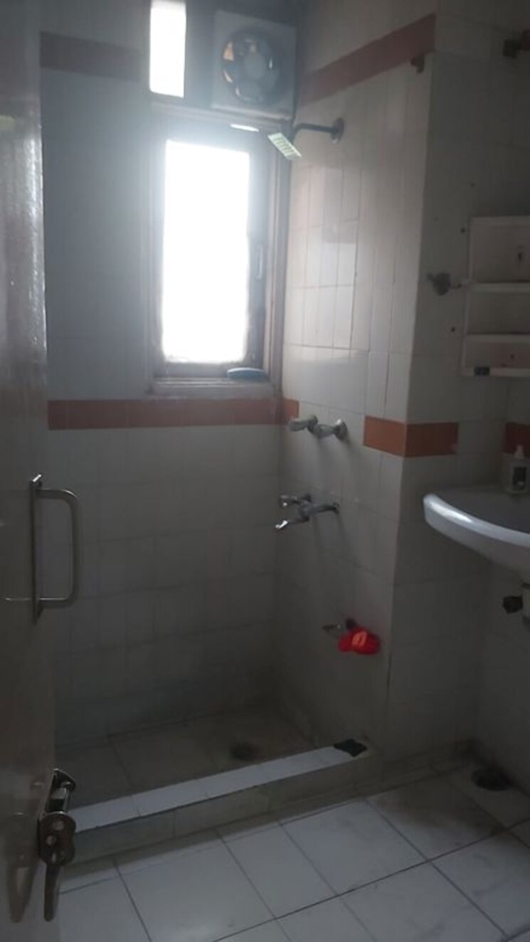 Bathroom, mayur vihar 3.5 Bedroom 1350 Sq.Ft. Apartment In Mayur Vihar Delhi 9731002