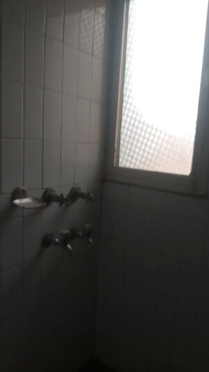 Room in 3.5 BHK Apartment at Mayur Vihar – for Sale