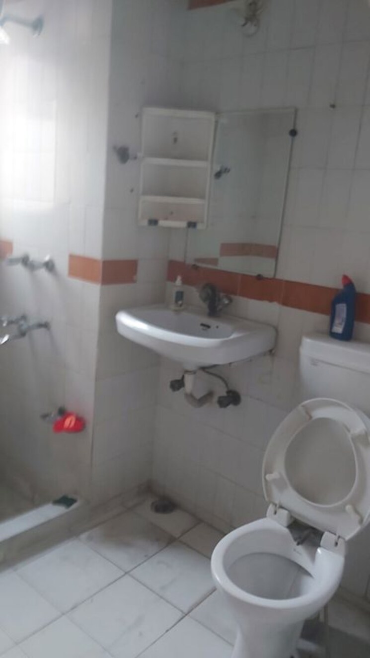 Bathroom, mayur vihar 3.5 Bedroom 1350 Sq.Ft. Apartment In Mayur Vihar Delhi 9731002