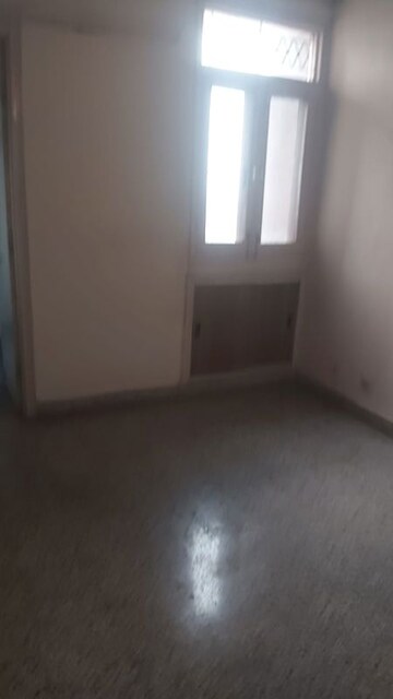 Room in 3.5 BHK Apartment at Mayur Vihar – for Sale
